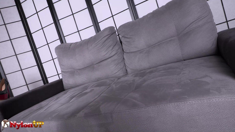 FootFetish Girls With Sex Toys and Nylons: 杰出的黑发少女kiki穿着她性感的黑色连裤袜摆姿势并张开她惊人的脚