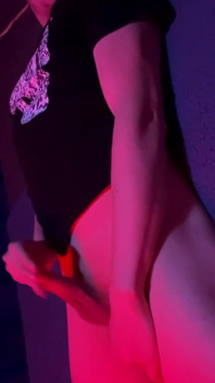 Bu neon ışıkların altında boşaldığımı izle.