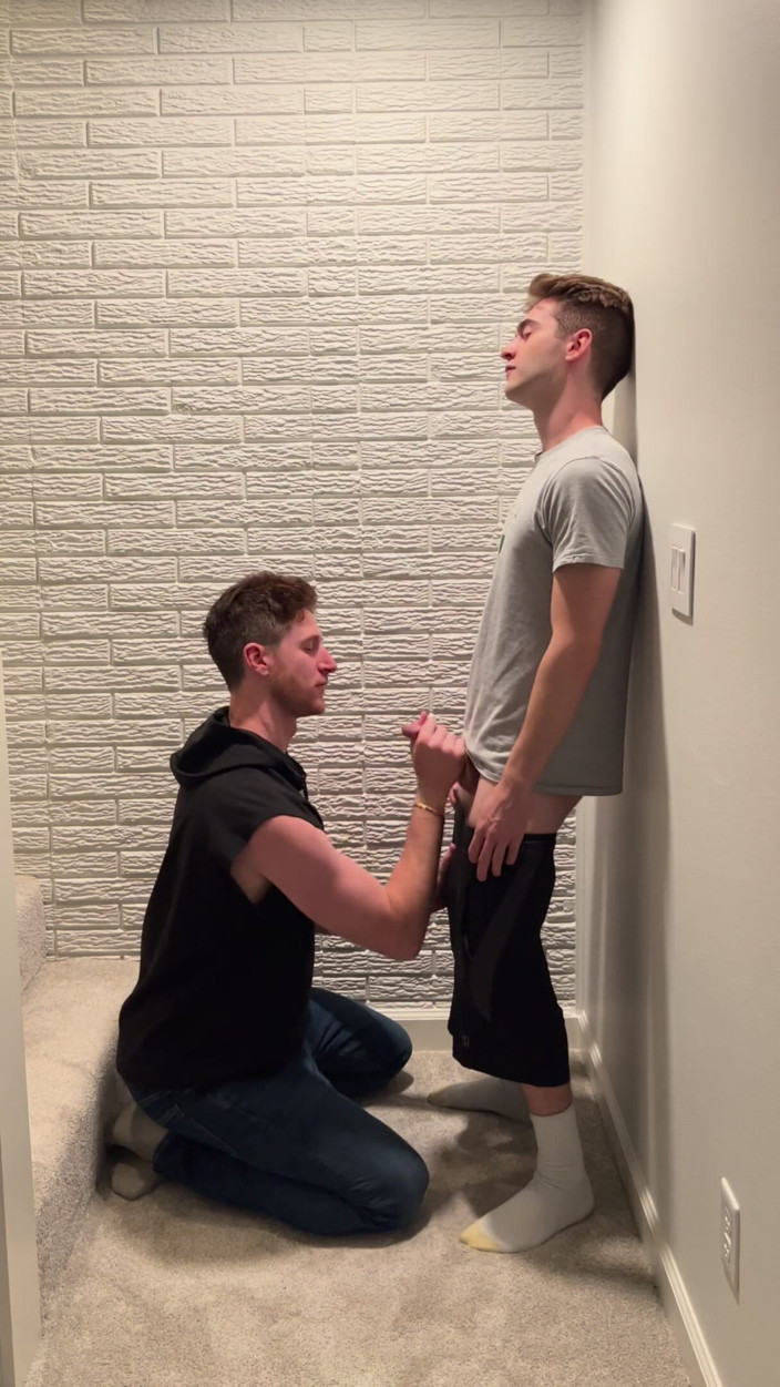 The Step Brothers: Memberikan abang tiri saya blowjob pada hari jadinya