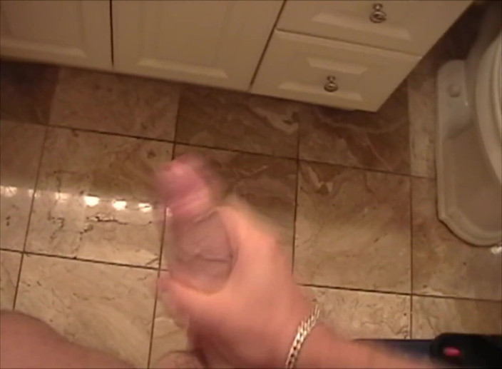 Strange productions solo male: La porno star john strange accarezza il cazzo non circonciso