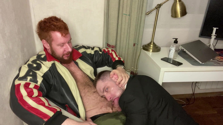 KinkySirius: 身穿西装的金基西里乌斯用穿着皮夹克的熊的嘴和屁股充分锻炼