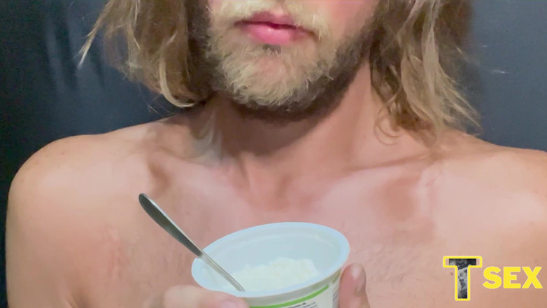 Fem Bi: Det smakar bättre på det här sättet, spermasprut, klipp femboy äta...