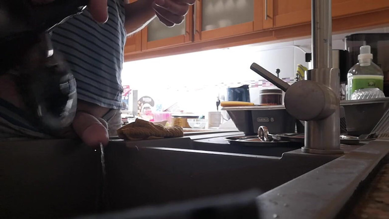 Rafael Torreano: Ранкова сеча в кухонну раковину