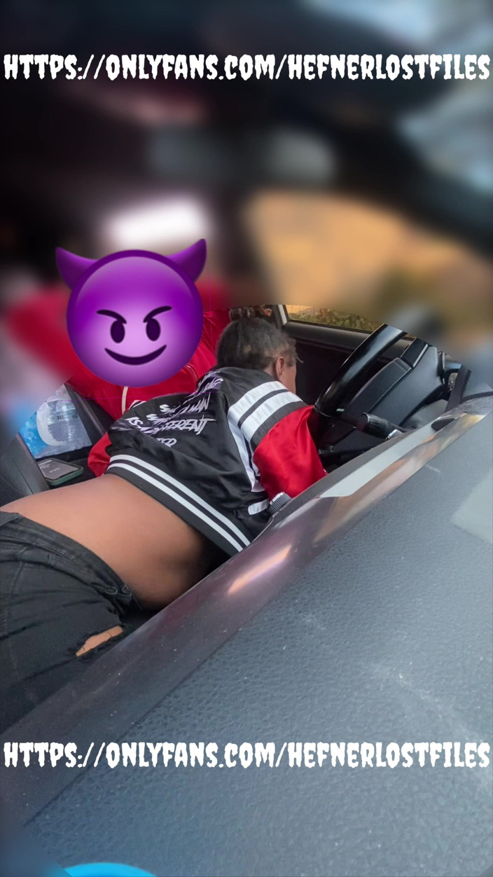 PlayboyHef: Môi to vú to bú cặc trong xe hơi