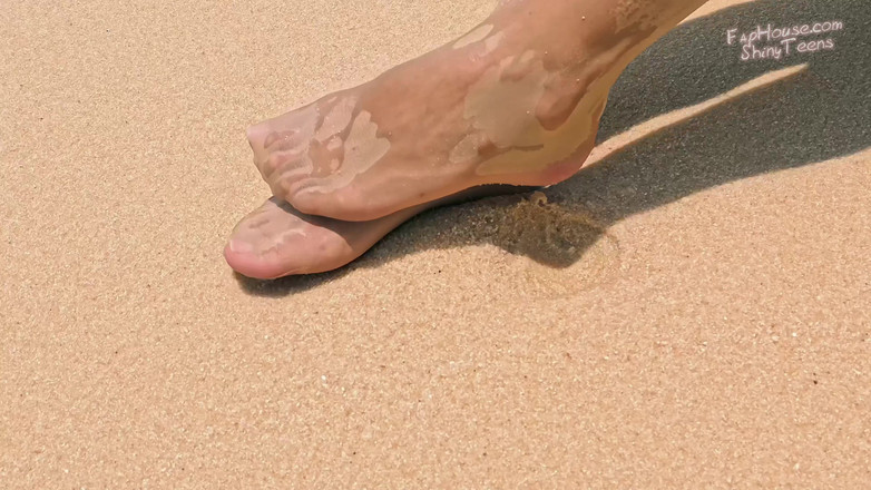 Shiny teens: 906 Meia-calça brilhante na praia