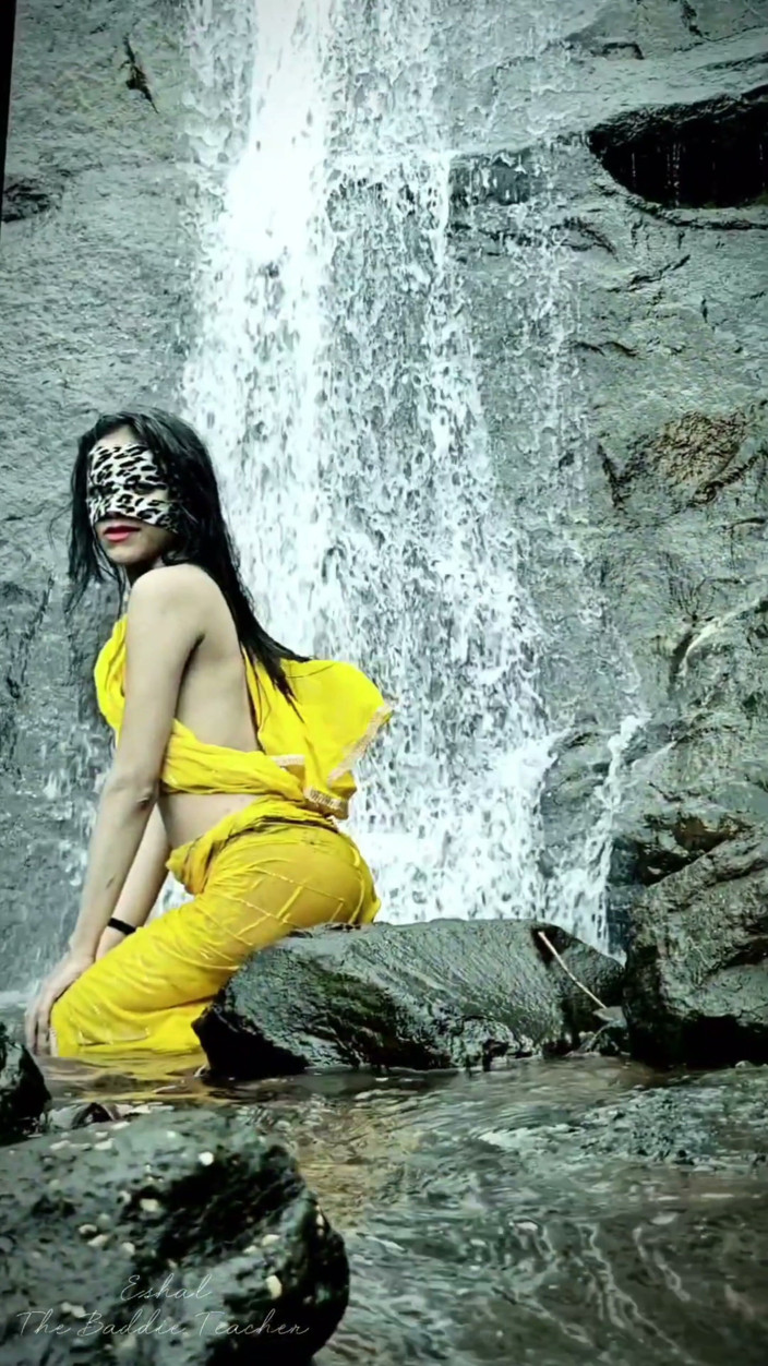 Eshal_Indianbaddie: The Desi Girl From the Street Took off Her Saree...