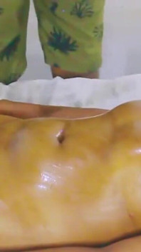 Cazzo con una massaggiatrice durante un massaggio spa da una ricca zia sri lanka grandi tette Sborra di lato
