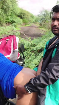 Kavita, bhabhi desi indienne marathi (Vahini), baise en plein air dans la jungle en levrette avec une robe bleue sexy et une pipe coquine