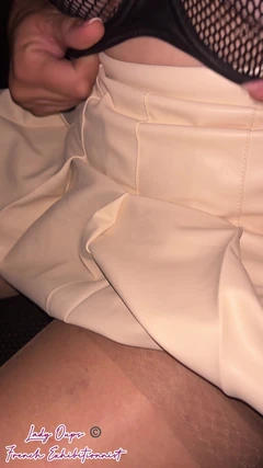 Seksi deri mini etekli itaatkar yaka ve güzel çorapların altında uzaktan kumandalı seks oyuncağı