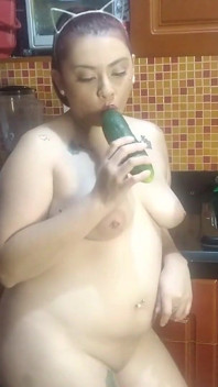 Cewek ini pergi ke dapur untuk makan dan masturbasi pakai timun