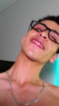 Los pezones juegan mostrando mi polla