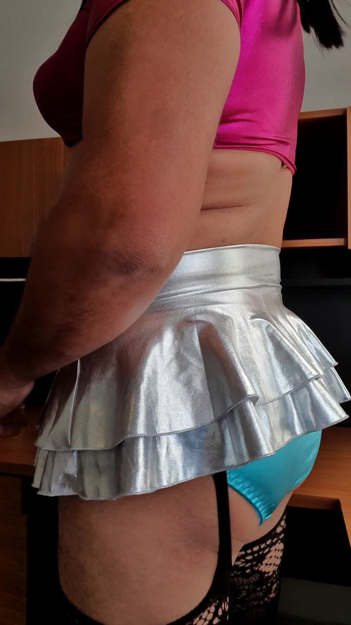 Sexy shinny clothes: Tachinare în costum de majoretă efeminat