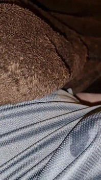 Follando mis pantalones cortos y mancharlos con precum, para todos ustedes amantes del bulto