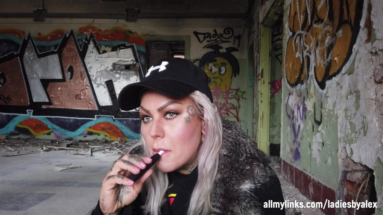 Fetish videos by Alex: Blonde Lady Merokok Rokok Elektronik Di Tangga