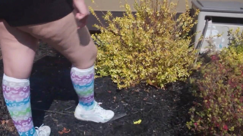 Sexy Amateurz: Stava distruggendo un giardino