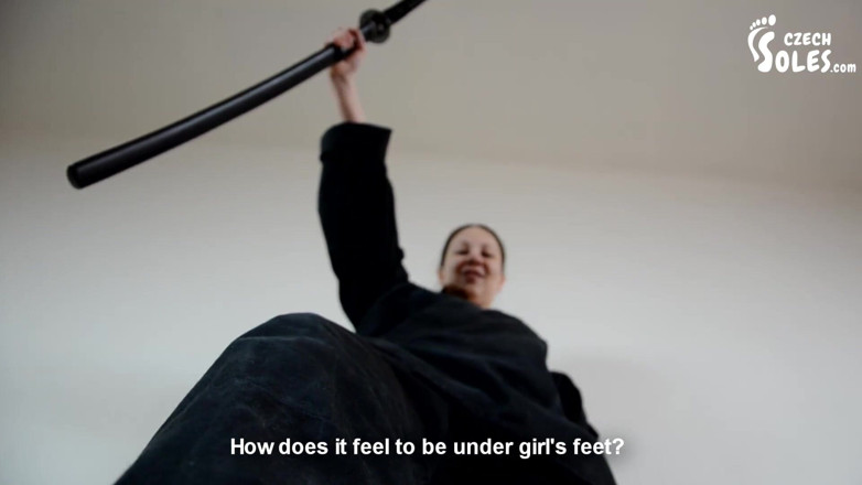 Czech Soles - foot fetish content: Samurai meisje voet overheersing