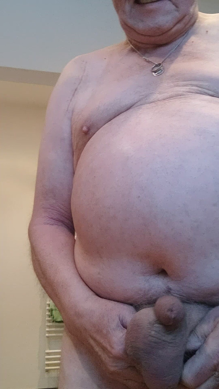 Karlchengeil: Duştan önce ve sonra yarağımla oynuyorum