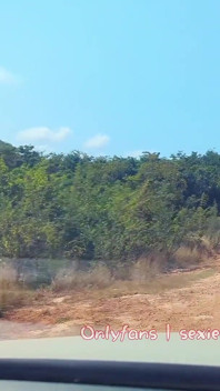 Road Trip com negra menina dedilhando buceta