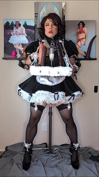 La sissy cameriera con un dildo in piedi bondage e sborrata