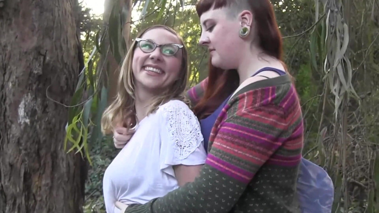 Watch Dirty Movies: 2 ženy chodí a chtějí zkusit sex venku a milují to!