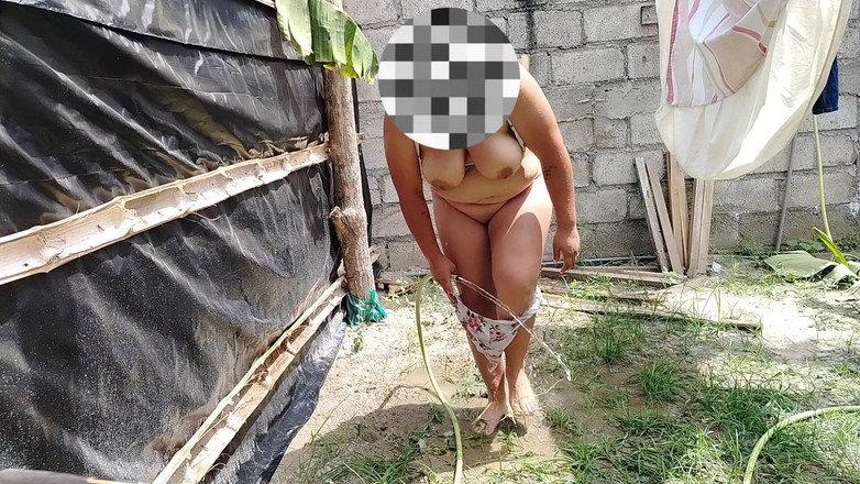 Stepmom_with_big_tits: Seksi Kolombiyalı kız halka açık bir yerde banyo yapıyor ve...