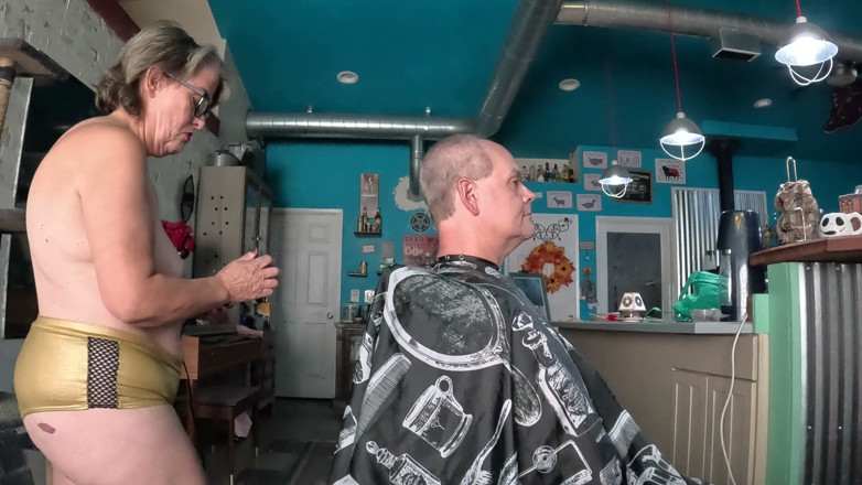 Homesteadmama: The Topless Barber