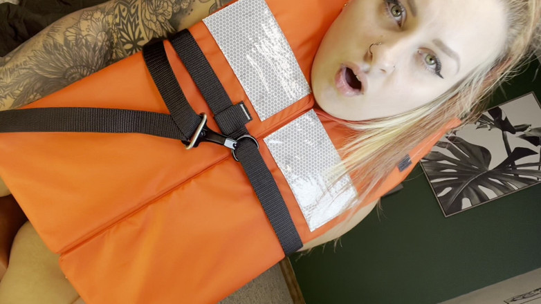 ChandlerKnight: ライフベストの試着とディルドライド 正面と背面