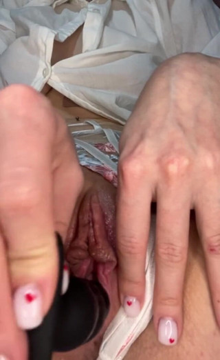 Hotsexybrunnet: Beauty fucks herself with a big toy