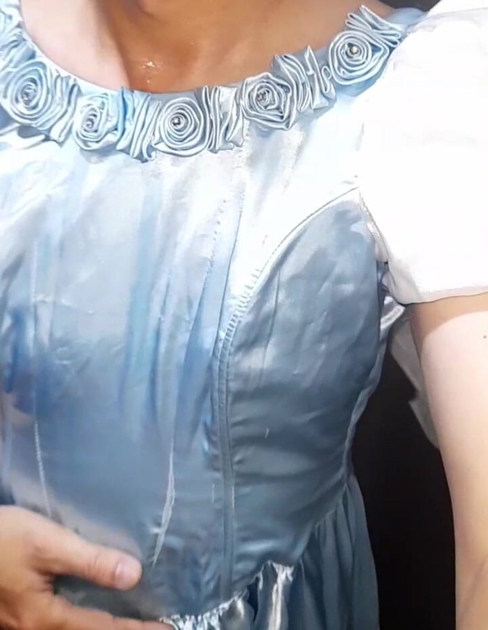 Naomisinka: Crossdresser spust ubrany w elegancką satynową suknię balową