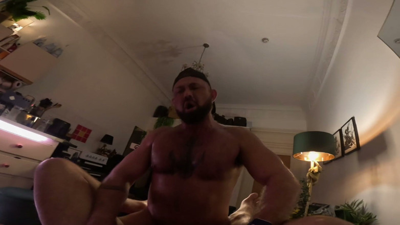 Beau Grinsell: Svalnatý medvěd Beau Grinsell američana Jock Aiden Tyler