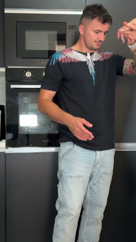 Měli jsme vařit a jíst, než půjdeme ven, ale místo toho jsem na jídelním stole šukal tu blond Italku