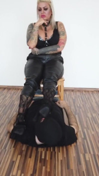Un esclave aux pieds adore les pieds de ses femmes tatouées