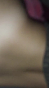 Branlette dans son lit, il baise une pute, il lui éjacule dessus à la soirée
