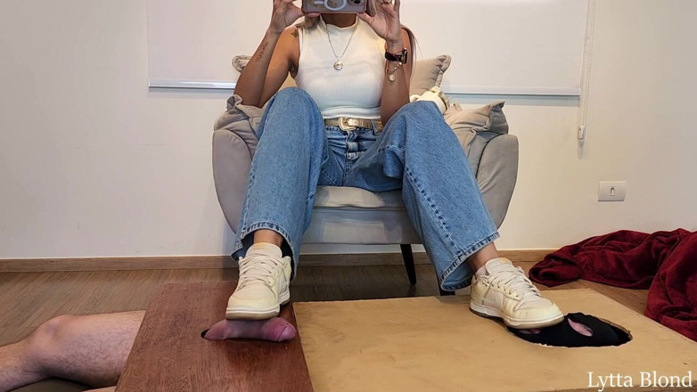 Queen Lytta ballbusting and cum lick: Lytta Blond - shoejob a footjob s lízání spermatu před jejím...