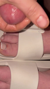 Pieds au-dessus des pieds, éjaculation sur les pieds