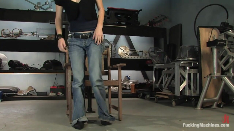 Fucking Machines by Kink: Viernes de chica amateur