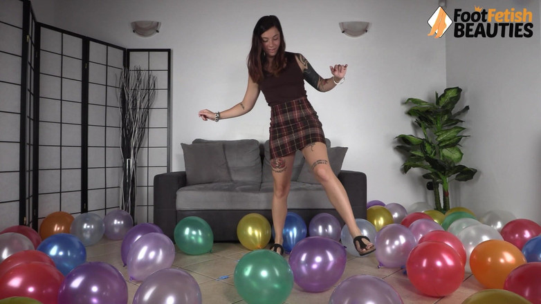 Foot Fetish HD: Podrážděná holka si stomps její krásné nohy, aby vyhonila balónky...