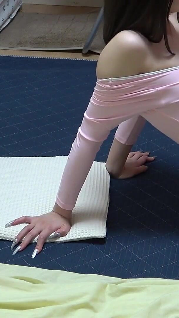 Gals apartment: Fitnessraum für Mädchen in Tangas und Trikots, ein süßes Mädchen...