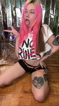 Ahegao dokucza różowe włosy