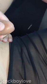 Genç bir femboy twink çığlık atıyor ve götünde bir yarağın zevkinden inliyor!