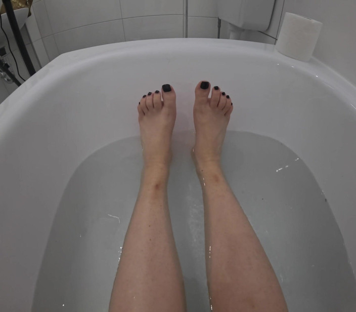 Queen_of_BDSM: Foot Goddess Gives Instructions in the Bathtub!