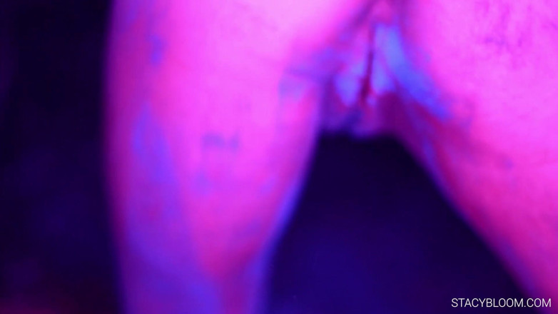 Stacy Bloom: Gagica se masturbează pe cameră și își provoacă orgasm - porno muzical