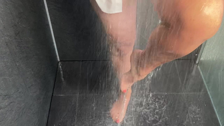 Mr MF: I piedi della signora matura sotto la doccia si bagnano...