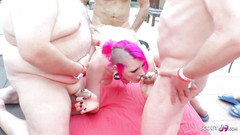 Full porn collection: Chuda nastolatka kleszcz Laura dostaje kremówka na imprezie bukkake