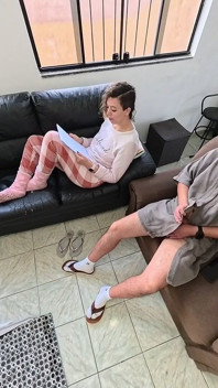 彼女はマスターベーションの助け方を知っていて、すべて飲み込んでいます。タブー。