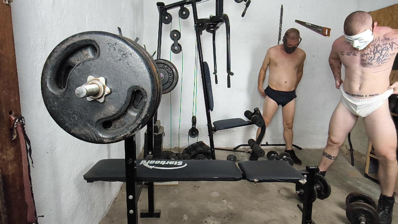 carmonaoficial: हैलोवीन के बीच में जिम में गिरा और नग्न