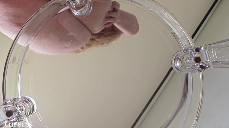 Julie Bliss: Giantess tyłek zmiażdż swojego przyjaciela