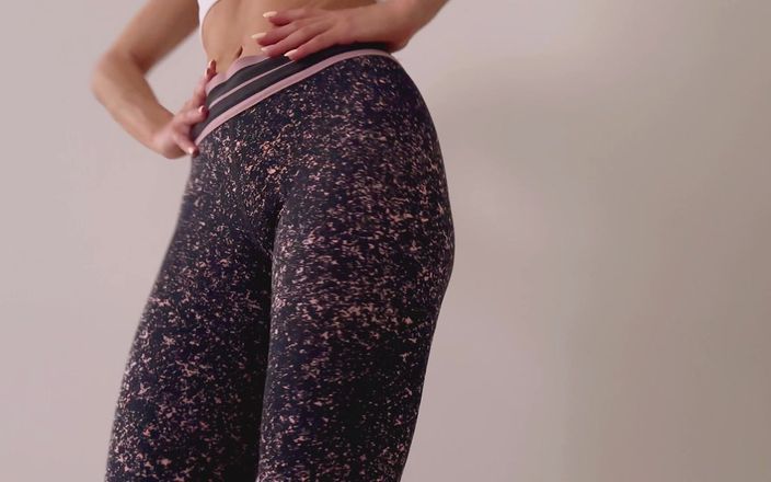 Quinn pie: Девушка-спортзал в штанах для йоги трогает киску и трет киску до оргазма