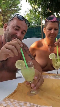 Wir trinken eine Mischung aus frischem natursekt und gefrorenen spermawürfeln