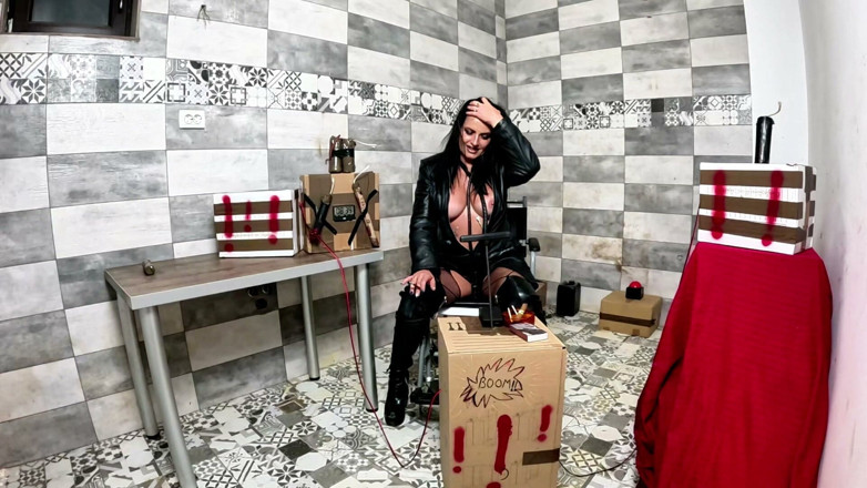 MilfyCalla: Dominantní kožená milfka v chladné místnosti. Kouření, BDSM Boty, Doutník...